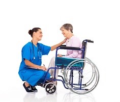 pielęgniarka i pacjent na wózku inwalidzkim